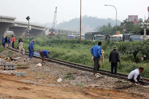 Công nhân đang khẩn trương khắc phục sửa chữa đường ray để đưa tuyến đường sắt Bắc - Nam lưu thông trở lại